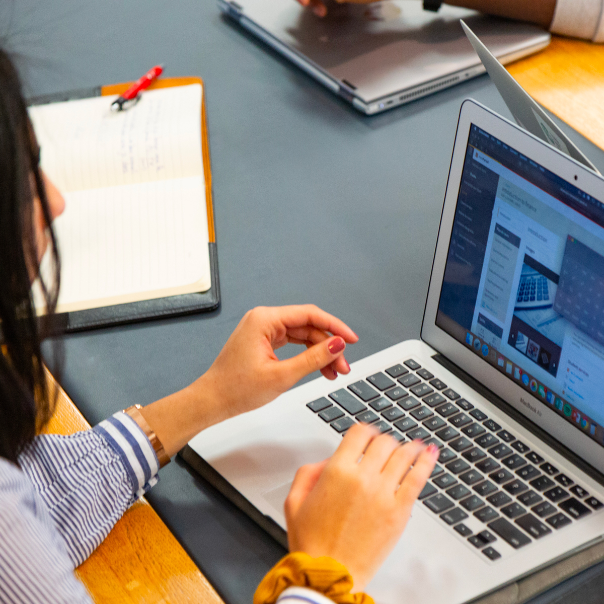 Étudiante qui fait une recherche